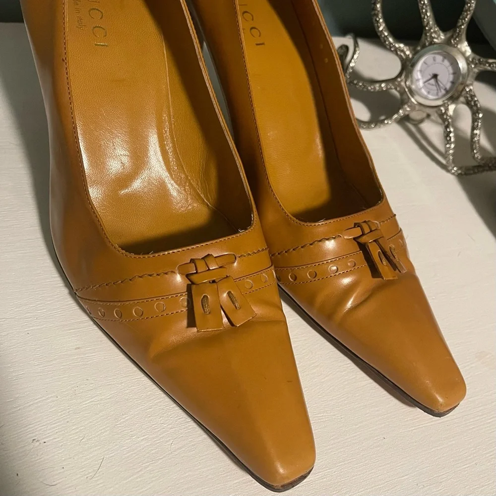 Gucci Leather Eyelet Trim Pumps - Picture 3 of 9